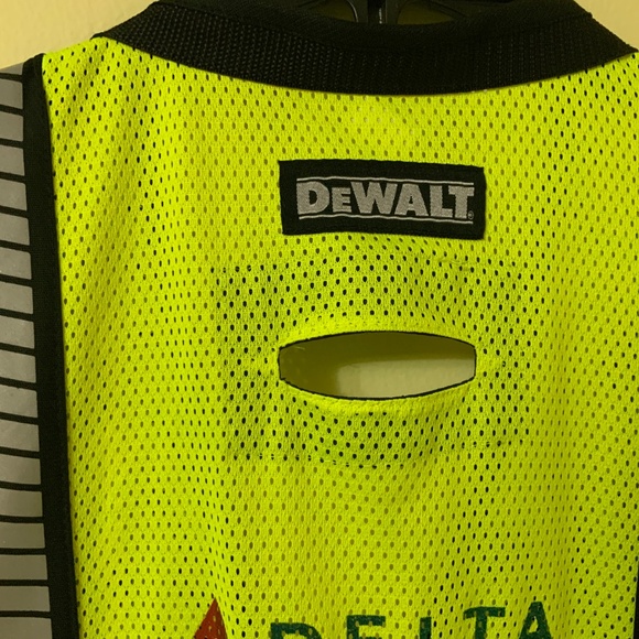 Delta Airlines Employee Reflective Safety Vest Size M (by DeWALT) - Picture 6 of 8